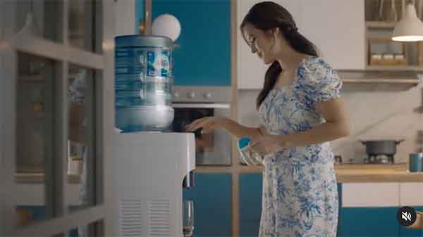 iklan aqua raisa